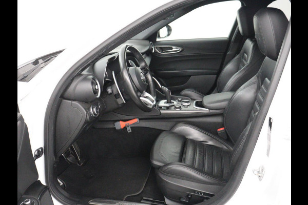 Alfa Romeo Giulia 2.0T Sprint | Veloce Pack | Leder | Adaptive cruise | Stoel & stuurverwarming | Trekhaak | Camera | Sportstoelen | Keyless | Carplay | Bi-Xenon | Climate control | Navigatie