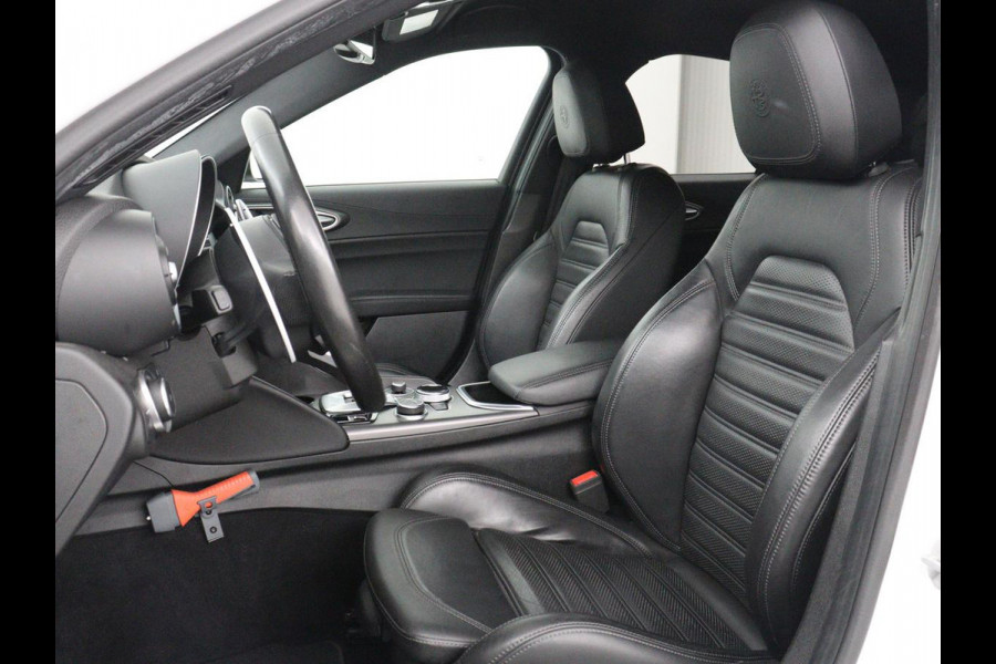 Alfa Romeo Giulia 2.0T Sprint | Veloce Pack | Leder | Adaptive cruise | Stoel & stuurverwarming | Trekhaak | Camera | Sportstoelen | Keyless | Carplay | Bi-Xenon | Climate control | Navigatie