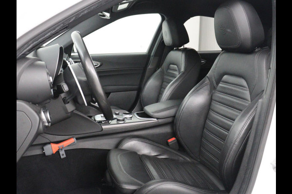 Alfa Romeo Giulia 2.0T Sprint | Veloce Pack | Leder | Adaptive cruise | Stoel & stuurverwarming | Trekhaak | Camera | Sportstoelen | Keyless | Carplay | Bi-Xenon | Climate control | Navigatie