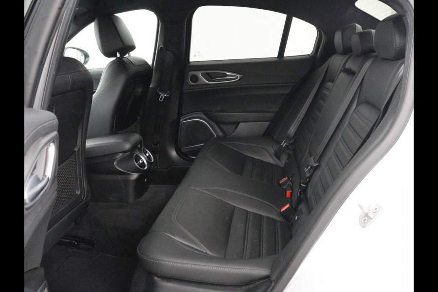 Alfa Romeo Giulia 2.0T Sprint | Veloce Pack | Leder | Adaptive cruise | Stoel & stuurverwarming | Trekhaak | Camera | Sportstoelen | Keyless | Carplay | Bi-Xenon | Climate control | Navigatie