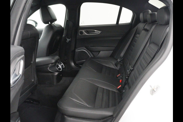 Alfa Romeo Giulia 2.0T Sprint | Veloce Pack | Leder | Adaptive cruise | Stoel & stuurverwarming | Trekhaak | Camera | Sportstoelen | Keyless | Carplay | Bi-Xenon | Climate control | Navigatie