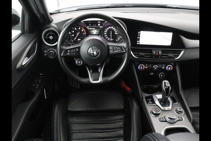 Alfa Romeo Giulia 2.0T Sprint | Veloce Pack | Leder | Adaptive cruise | Stoel & stuurverwarming | Trekhaak | Camera | Sportstoelen | Keyless | Carplay | Bi-Xenon | Climate control | Navigatie