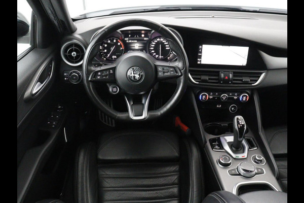 Alfa Romeo Giulia 2.0T Sprint | Veloce Pack | Leder | Adaptive cruise | Stoel & stuurverwarming | Trekhaak | Camera | Sportstoelen | Keyless | Carplay | Bi-Xenon | Climate control | Navigatie