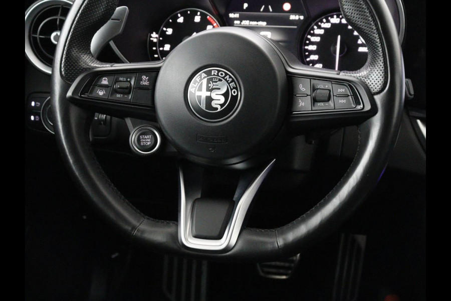 Alfa Romeo Giulia 2.0T Sprint | Veloce Pack | Leder | Adaptive cruise | Stoel & stuurverwarming | Trekhaak | Camera | Sportstoelen | Keyless | Carplay | Bi-Xenon | Climate control | Navigatie