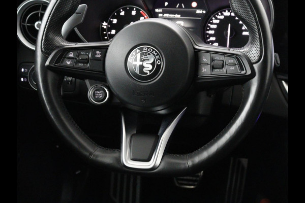 Alfa Romeo Giulia 2.0T Sprint | Veloce Pack | Leder | Adaptive cruise | Stoel & stuurverwarming | Trekhaak | Camera | Sportstoelen | Keyless | Carplay | Bi-Xenon | Climate control | Navigatie