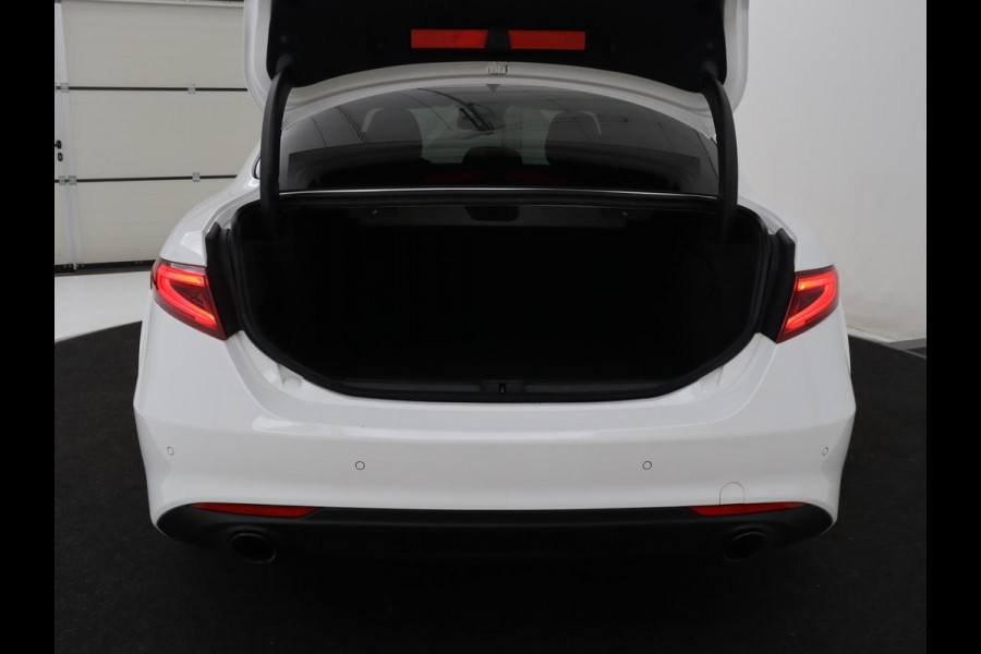 Alfa Romeo Giulia 2.0T Sprint | Veloce Pack | Leder | Adaptive cruise | Stoel & stuurverwarming | Trekhaak | Camera | Sportstoelen | Keyless | Carplay | Bi-Xenon | Climate control | Navigatie