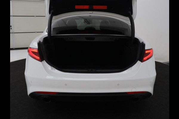 Alfa Romeo Giulia 2.0T Sprint | Veloce Pack | Leder | Adaptive cruise | Stoel & stuurverwarming | Trekhaak | Camera | Sportstoelen | Keyless | Carplay | Bi-Xenon | Climate control | Navigatie