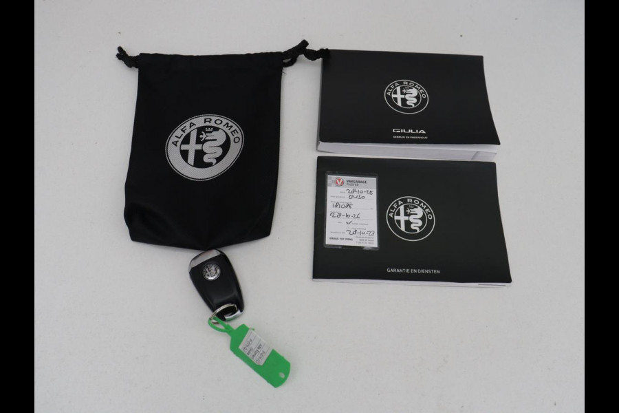 Alfa Romeo Giulia 2.0T Sprint | Veloce Pack | Leder | Adaptive cruise | Stoel & stuurverwarming | Trekhaak | Camera | Sportstoelen | Keyless | Carplay | Bi-Xenon | Climate control | Navigatie