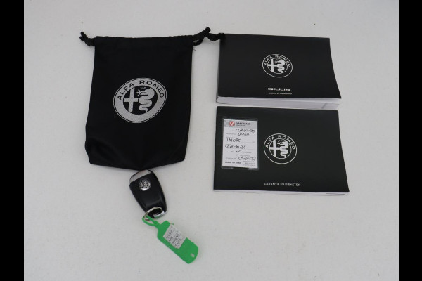 Alfa Romeo Giulia 2.0T Sprint | Veloce Pack | Leder | Adaptive cruise | Stoel & stuurverwarming | Trekhaak | Camera | Sportstoelen | Keyless | Carplay | Bi-Xenon | Climate control | Navigatie
