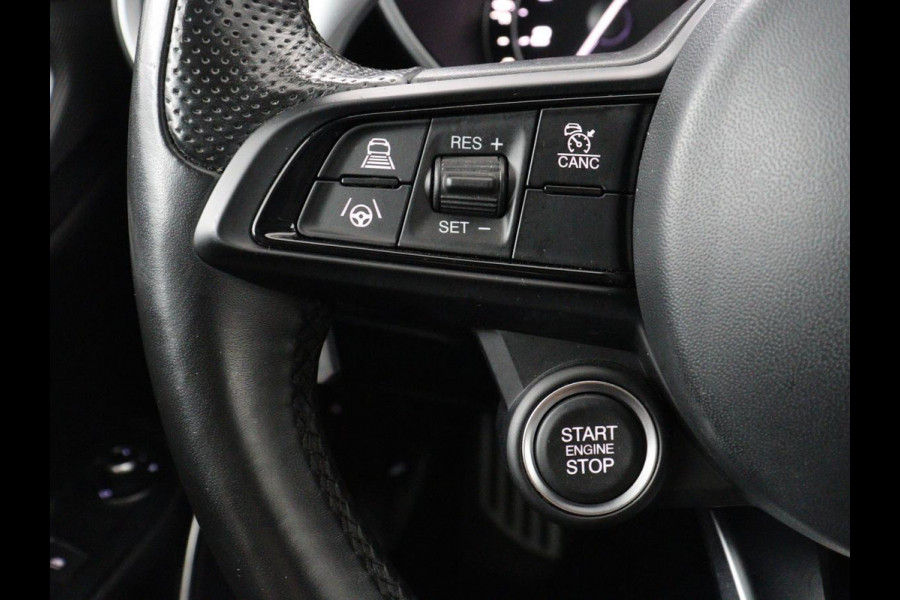 Alfa Romeo Giulia 2.0T Sprint | Veloce Pack | Leder | Adaptive cruise | Stoel & stuurverwarming | Trekhaak | Camera | Sportstoelen | Keyless | Carplay | Bi-Xenon | Climate control | Navigatie