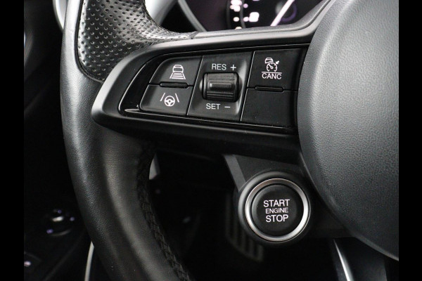 Alfa Romeo Giulia 2.0T Sprint | Veloce Pack | Leder | Adaptive cruise | Stoel & stuurverwarming | Trekhaak | Camera | Sportstoelen | Keyless | Carplay | Bi-Xenon | Climate control | Navigatie