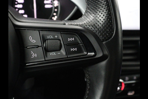 Alfa Romeo Giulia 2.0T Sprint | Veloce Pack | Leder | Adaptive cruise | Stoel & stuurverwarming | Trekhaak | Camera | Sportstoelen | Keyless | Carplay | Bi-Xenon | Climate control | Navigatie