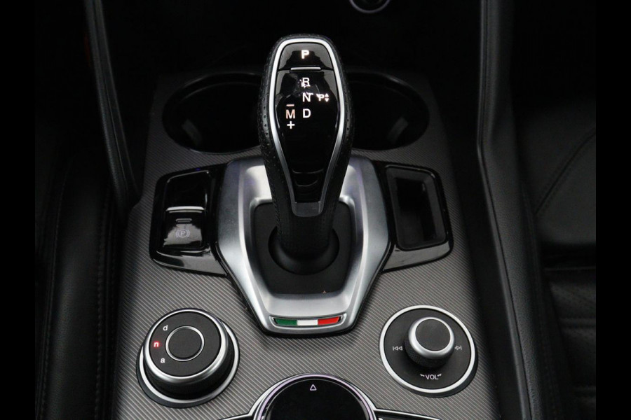 Alfa Romeo Giulia 2.0T Sprint | Veloce Pack | Leder | Adaptive cruise | Stoel & stuurverwarming | Trekhaak | Camera | Sportstoelen | Keyless | Carplay | Bi-Xenon | Climate control | Navigatie