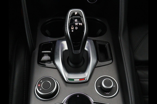 Alfa Romeo Giulia 2.0T Sprint | Veloce Pack | Leder | Adaptive cruise | Stoel & stuurverwarming | Trekhaak | Camera | Sportstoelen | Keyless | Carplay | Bi-Xenon | Climate control | Navigatie