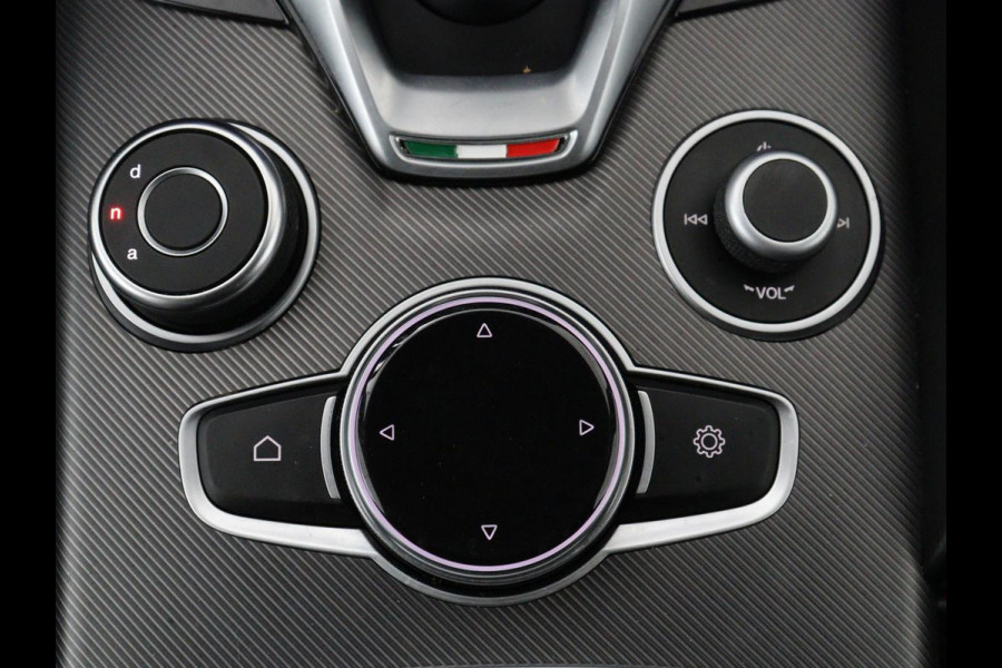 Alfa Romeo Giulia 2.0T Sprint | Veloce Pack | Leder | Adaptive cruise | Stoel & stuurverwarming | Trekhaak | Camera | Sportstoelen | Keyless | Carplay | Bi-Xenon | Climate control | Navigatie