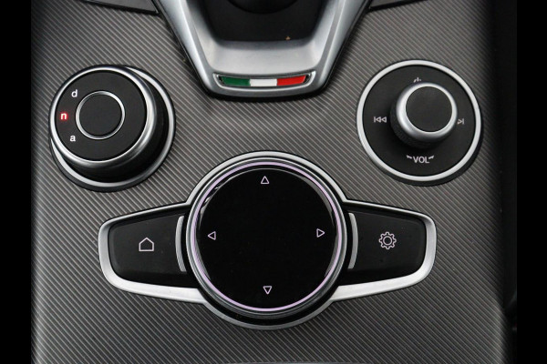 Alfa Romeo Giulia 2.0T Sprint | Veloce Pack | Leder | Adaptive cruise | Stoel & stuurverwarming | Trekhaak | Camera | Sportstoelen | Keyless | Carplay | Bi-Xenon | Climate control | Navigatie