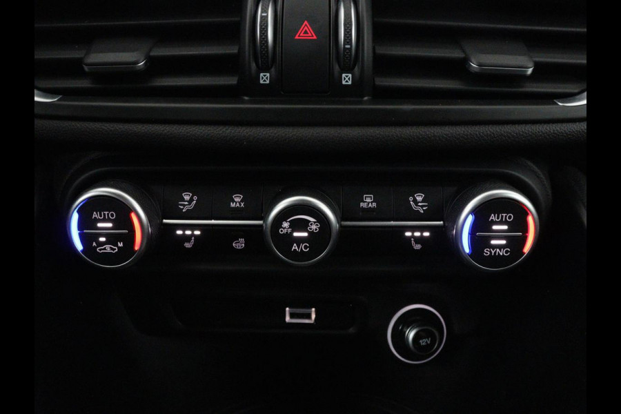 Alfa Romeo Giulia 2.0T Sprint | Veloce Pack | Leder | Adaptive cruise | Stoel & stuurverwarming | Trekhaak | Camera | Sportstoelen | Keyless | Carplay | Bi-Xenon | Climate control | Navigatie