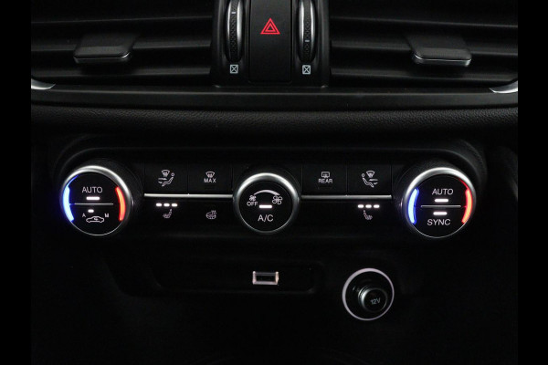 Alfa Romeo Giulia 2.0T Sprint | Veloce Pack | Leder | Adaptive cruise | Stoel & stuurverwarming | Trekhaak | Camera | Sportstoelen | Keyless | Carplay | Bi-Xenon | Climate control | Navigatie