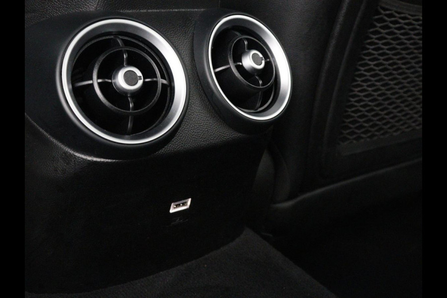 Alfa Romeo Giulia 2.0T Sprint | Veloce Pack | Leder | Adaptive cruise | Stoel & stuurverwarming | Trekhaak | Camera | Sportstoelen | Keyless | Carplay | Bi-Xenon | Climate control | Navigatie