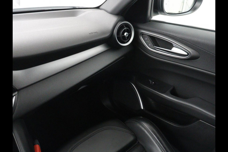 Alfa Romeo Giulia 2.0T Sprint | Veloce Pack | Leder | Adaptive cruise | Stoel & stuurverwarming | Trekhaak | Camera | Sportstoelen | Keyless | Carplay | Bi-Xenon | Climate control | Navigatie