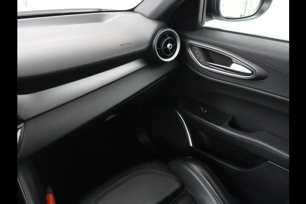 Alfa Romeo Giulia 2.0T Sprint | Veloce Pack | Leder | Adaptive cruise | Stoel & stuurverwarming | Trekhaak | Camera | Sportstoelen | Keyless | Carplay | Bi-Xenon | Climate control | Navigatie