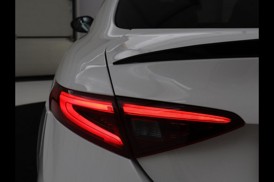Alfa Romeo Giulia 2.0T Sprint | Veloce Pack | Leder | Adaptive cruise | Stoel & stuurverwarming | Trekhaak | Camera | Sportstoelen | Keyless | Carplay | Bi-Xenon | Climate control | Navigatie