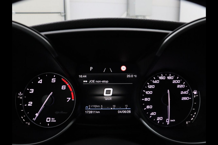 Alfa Romeo Giulia 2.0T Sprint | Veloce Pack | Leder | Adaptive cruise | Stoel & stuurverwarming | Trekhaak | Camera | Sportstoelen | Keyless | Carplay | Bi-Xenon | Climate control | Navigatie