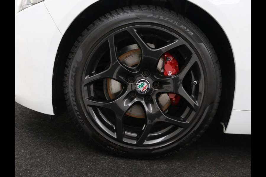 Alfa Romeo Giulia 2.0T Sprint | Veloce Pack | Leder | Adaptive cruise | Stoel & stuurverwarming | Trekhaak | Camera | Sportstoelen | Keyless | Carplay | Bi-Xenon | Climate control | Navigatie