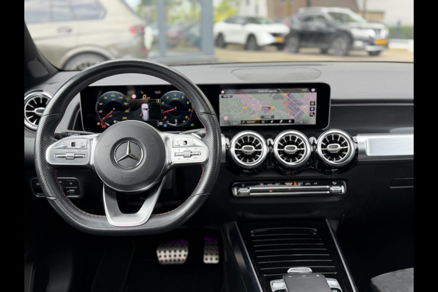 Mercedes-Benz Glb 200 Business Solution AMG PANORAMADAK | SFEERVERLICHTING | ELEKTRISCHE TREKHAAK | CAMERA | STOELVERWARMING | MERCEDES-DEALER ONDERHOUDEN | MERCEDES GARANTIE T/M 05-2028