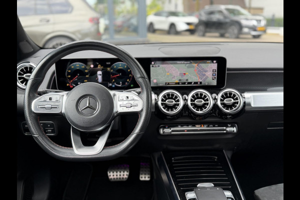 Mercedes-Benz Glb 200 Business Solution AMG PANORAMADAK | SFEERVERLICHTING | ELEKTRISCHE TREKHAAK | CAMERA | STOELVERWARMING | MERCEDES-DEALER ONDERHOUDEN | MERCEDES GARANTIE T/M 05-2028
