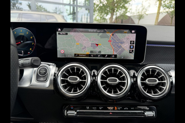 Mercedes-Benz Glb 200 Business Solution AMG PANORAMADAK | SFEERVERLICHTING | ELEKTRISCHE TREKHAAK | CAMERA | STOELVERWARMING | MERCEDES-DEALER ONDERHOUDEN | MERCEDES GARANTIE T/M 05-2028