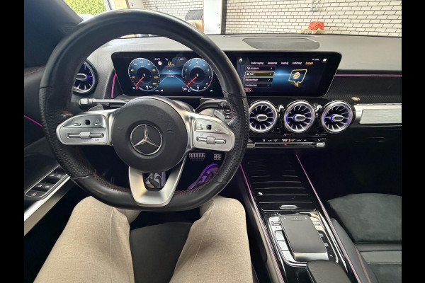 Mercedes-Benz Glb 200 Business Solution AMG PANORAMADAK | SFEERVERLICHTING | ELEKTRISCHE TREKHAAK | CAMERA | STOELVERWARMING | MERCEDES-DEALER ONDERHOUDEN | MERCEDES GARANTIE T/M 05-2028
