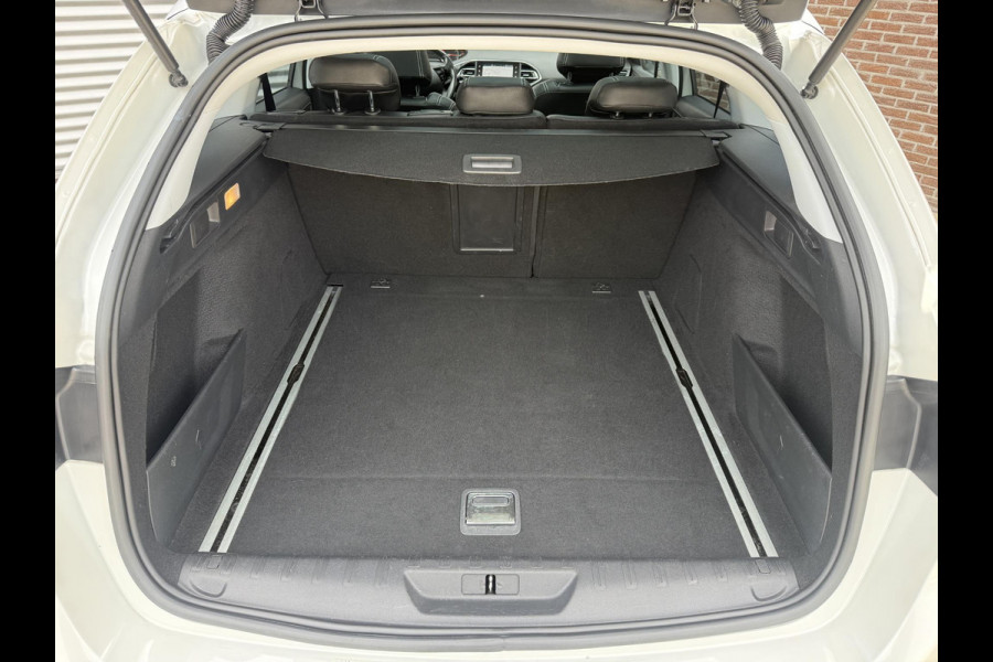 Peugeot 308 SW 1.2 PureTech Blue Lease Executive 2e Eigenaar|Navi|Clima|Cruise|Pano|Trekhaak|Carplay|PDC V+A|D-riem vv in2024|N.A.P|APK tot 04-2027