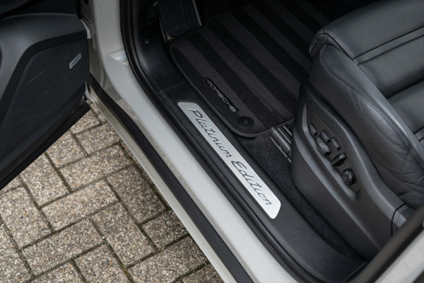 Porsche Cayenne 3.0 E-Hybrid Platinum Edition 4-Wielsturing VOLL