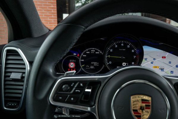 Porsche Cayenne 3.0 E-Hybrid Platinum Edition 4-Wielsturing VOLL