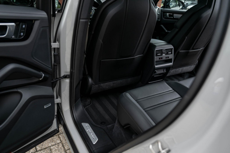 Porsche Cayenne 3.0 E-Hybrid Platinum Edition 4-Wielsturing VOLL