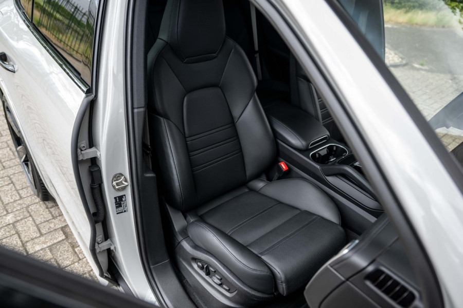 Porsche Cayenne 3.0 E-Hybrid Platinum Edition 4-Wielsturing VOLL
