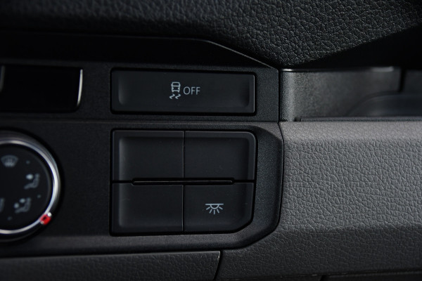 Volkswagen Crafter 35 2.0 TDI L3H3 PB Edition Camera, Cruise, Carplay, automaat, Airco, Trekhaak, Mulitmedia, 140pk, Uniek!