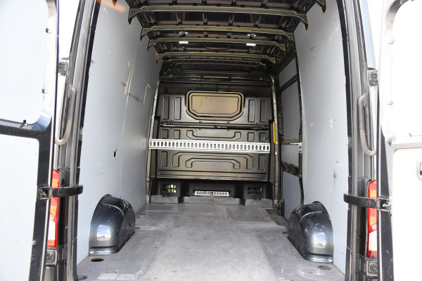 Volkswagen Crafter 35 2.0 TDI L3H3 PB Edition Camera, Cruise, Carplay, automaat, Airco, Trekhaak, Mulitmedia, 140pk, Uniek!
