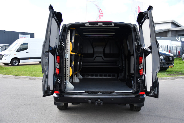Ford Transit Custom 300 2.0 TDCI L2H1 Black Edition Full Options! Adaptieve Cruise, Virtual, Camera, LED, Carplay, 170pk, Trekhaak, Stuurverwarming, Automaat, Stoelverwarming, Uniek!
