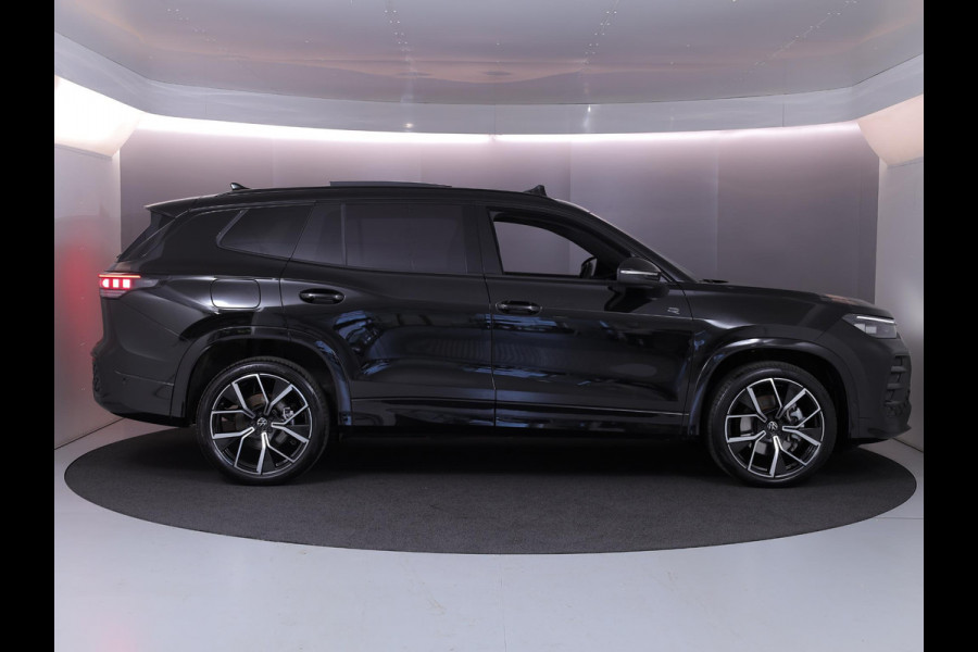 Volkswagen Tayron 1.5 eHybrid R-Line Edition 204 pk Automaat (DSG) | Verlengde garantie | Navigatie | Panoramadak | Trekhaak (wegklapbaar) | Parkeersensoren (Park assist) | Achteruitrijcamera | Black Style pakket | R-Line |