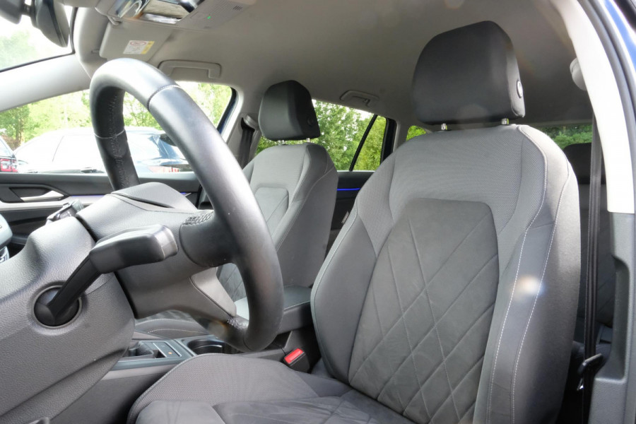 Volkswagen Golf Variant 1.0 TSI Life Business 110 PK | Adaptieve Cruise | Trekhaak | CarPlay | Stoelverwarming | Elektr. Stoel | Camera |