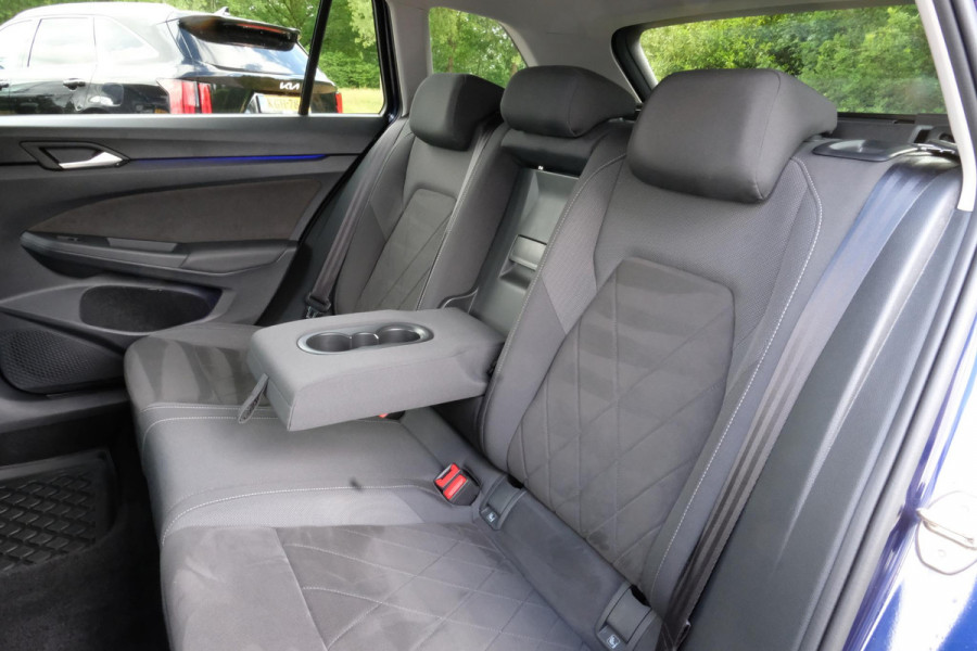 Volkswagen Golf Variant 1.0 TSI Life Business 110 PK | Adaptieve Cruise | Trekhaak | CarPlay | Stoelverwarming | Elektr. Stoel | Camera |