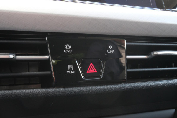 Volkswagen Golf Variant 1.0 TSI Life Business 110 PK | Adaptieve Cruise | Trekhaak | CarPlay | Stoelverwarming | Elektr. Stoel | Camera |