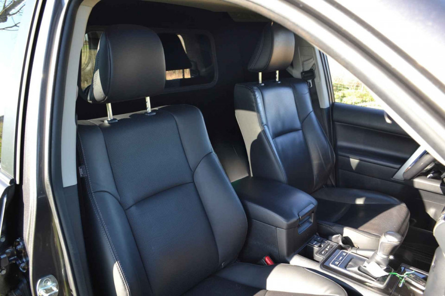 Toyota Land Cruiser 150 2.8 D-4D-F Executive Window Van