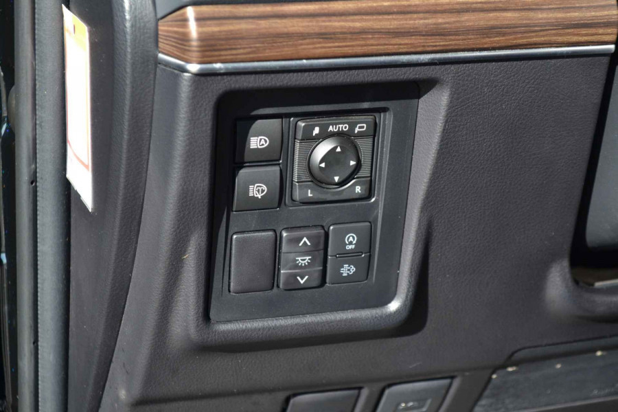 Toyota Land Cruiser 150 2.8 D-4D-F Professional Window Van