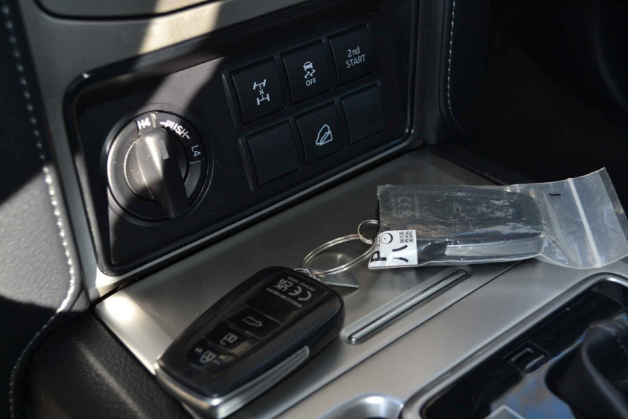 Toyota Land Cruiser 150 2.8 D-4D-F Professional Window Van