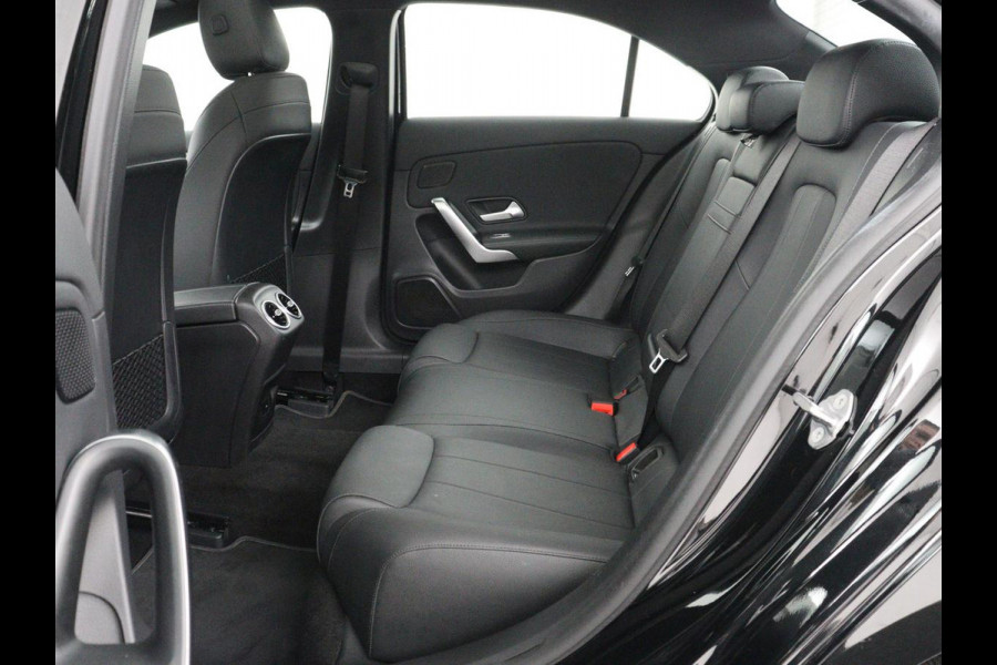 Mercedes-Benz A-Klasse 250e Progressive | SOH 97,9% | Panoramadak | Leder | Stoelverwarming | Memory | Carplay | Sfeerverlichting | Keyless | Widescreen | Camera | Full LED | Navigatie | PHEV | Plug In