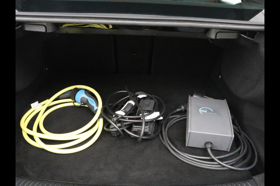 Mercedes-Benz A-Klasse 250e Progressive | SOH 97,9% | Panoramadak | Leder | Stoelverwarming | Memory | Carplay | Sfeerverlichting | Keyless | Widescreen | Camera | Full LED | Navigatie | PHEV | Plug In