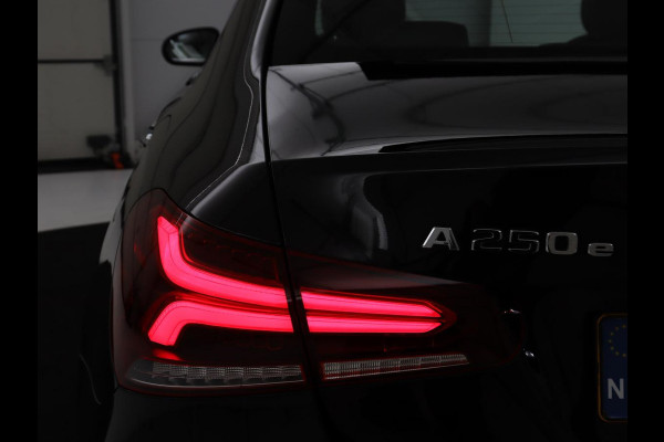 Mercedes-Benz A-Klasse 250e Progressive | SOH 97,9% | Panoramadak | Leder | Stoelverwarming | Memory | Carplay | Sfeerverlichting | Keyless | Widescreen | Camera | Full LED | Navigatie | PHEV | Plug In